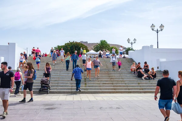 Teguise, Lanzarote, Îles Canaries, Espagne - 24 mars 2019 : Le marché traditionnel de la ville de Teguise attire comme chaque dimanche un grand nombre de visiteurs et de touristes dans ses rues, pleines de boutiques — Photo