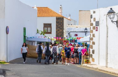 Teguise, Lanzarote, Kanarya Adaları, İspanya - 24 Mart 2019: Teguise kasaba ile geleneksel bir pazarın her Pazar çok sayıda ziyaretçi ve sokakları, mağazaları tam turistlere çekiyor.