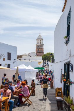 Teguise, Lanzarote, Kanarya Adaları, İspanya - 24 Mart 2019: Teguise kasaba ile geleneksel bir pazarın her Pazar çok sayıda ziyaretçi ve sokakları, mağazaları tam turistlere çekiyor.
