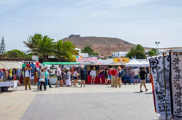 Teguise, Lanzarote, Îles Canaries, Espagne - 24 mars 2019 : Le marché traditionnel de la ville de Teguise attire comme chaque dimanche un grand nombre de visiteurs et de touristes dans ses rues, pleines de boutiques — Photo