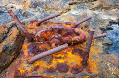 Eski bir geminin paslı kalıntıları demirleme