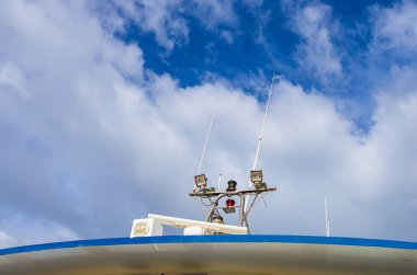 Bir geminin güvertesinde radyo ve radar antenleri
