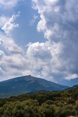 Fırtına bulutları Dağların üzerinden