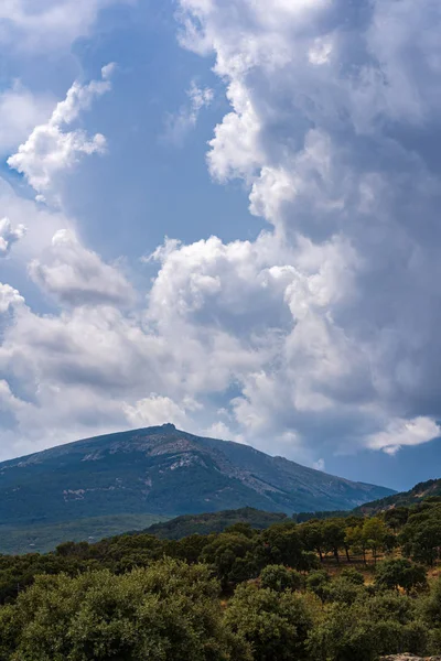 Fırtına bulutları Dağların üzerinden