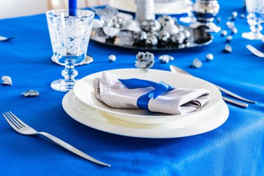 Noel masası ayarında bir tabak