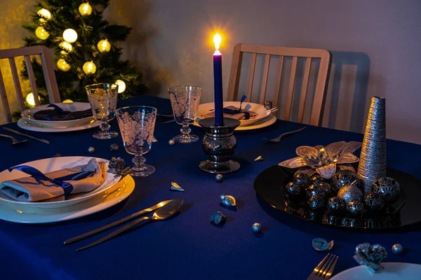 Arka planda Noel ağacı ile Noel masası ayarı