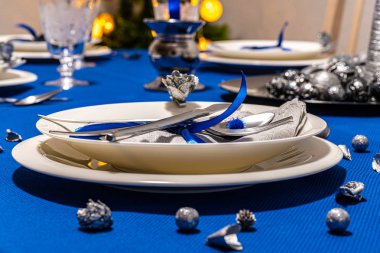 Noel masasında süslemeler