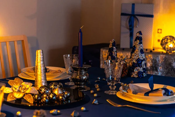 Świąteczna Dekoracja stołu z opakowanym upominkami w tle — Zdjęcie stockowe