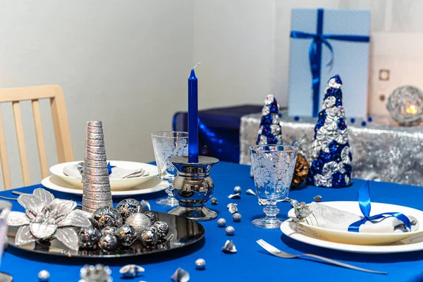 Świąteczna Dekoracja stołu z opakowanym upominkami w tle — Zdjęcie stockowe