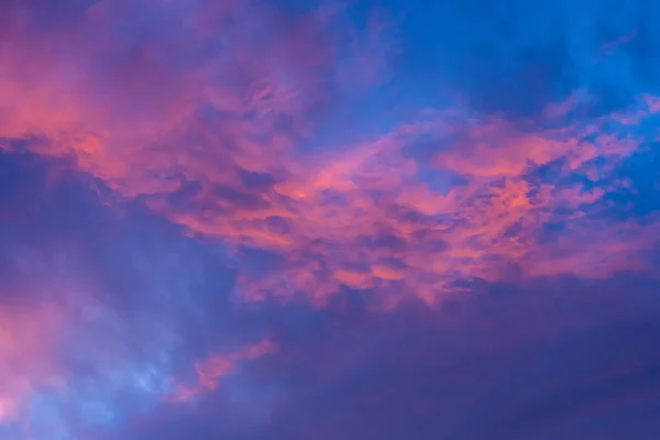 Nuvens violetas num pôr-do-sol dramático — Fotografia de Stock