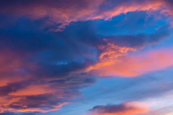 Nuvens violetas num pôr-do-sol dramático — Fotografia de Stock