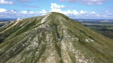 Güneşli bir havada Sheehan Yuraktau 'nun etrafında helikopter uçurmak. Başkortostan, Urallar, Ufa.