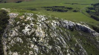 Güneşli bir havada Sheehan Yuraktau 'nun etrafında helikopter uçurmak. Başkortostan, Urallar, Ufa.