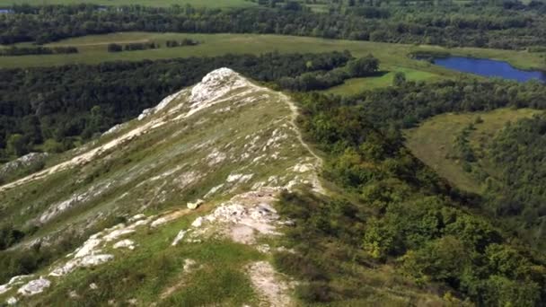 Güneşli bir havada Sheehan Yuraktau 'nun etrafında helikopter uçurmak. Başkortostan, Urallar, Ufa. — Stok video