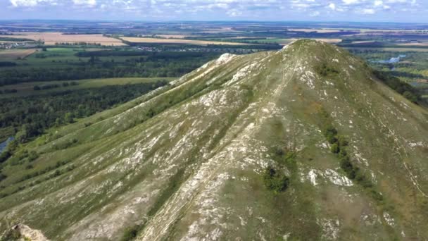 Bei sonnigem Wetter fliegt ein Hubschrauber um Sheehan Yuraktau. Baschkortostan, der Ural, Ufa. — Stockvideo