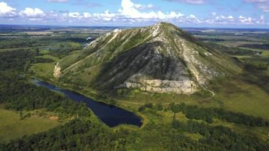 Güneşli bir havada Sheehan Yuraktau 'nun etrafında helikopter uçurmak. Başkortostan, Urallar, Ufa.