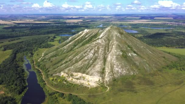 Volare con un elicottero intorno a Sheehan Yuraktau in tempo soleggiato. Bashkortostan, gli Urali, Ufa . — Video Stock