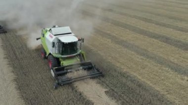 İHA 'dan alınan beyazlar birbiri ardına tarladan geçiyor.. 