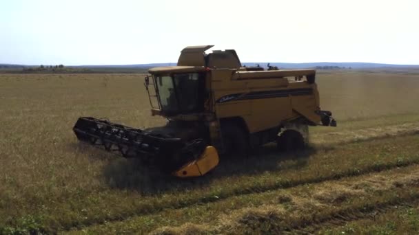 Von einer Drohne aufgenommen, fährt ein roter Erntewagen durch ein Feld. Russland, Baschkortostan — Stockvideo