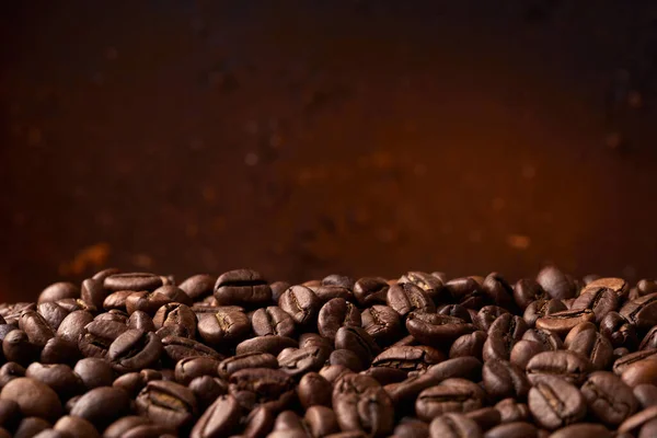 Texture Heap Roasted Brown Whole Coffee Beans Blurry Red Background — Stock Photo, Image