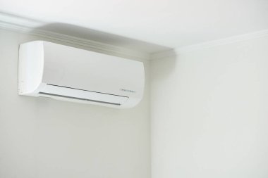 Beyaz klima evin içindeki duvarda çalışmıyor.