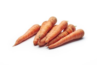 Beyaz arka planda izole edilmiş taze taze çiğ havuç yığını.