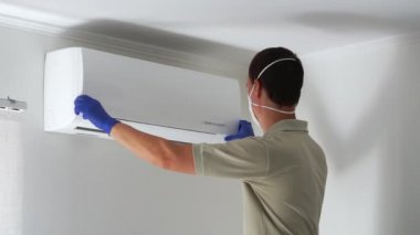Servis çalışanı havalandırma filtresini kaldırır ve dış duruma bakar.