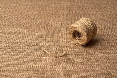 Kahverengi çuval bezinde jüt halatı.