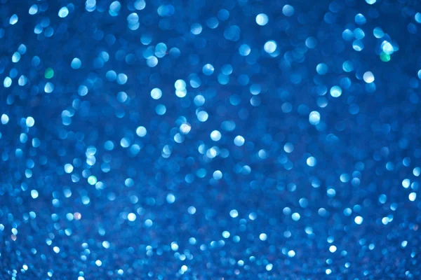 圣诞节蓝色花环灯的模糊折射 — 图库照片