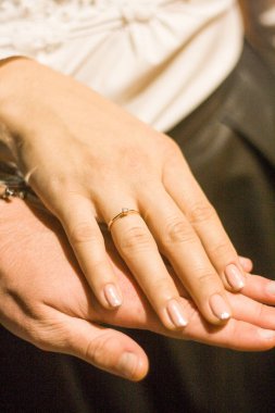 resmi nikah yüzüğü ile erkek ve kadın el