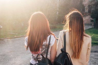 İki genç kadın arkadan görüntülemek.