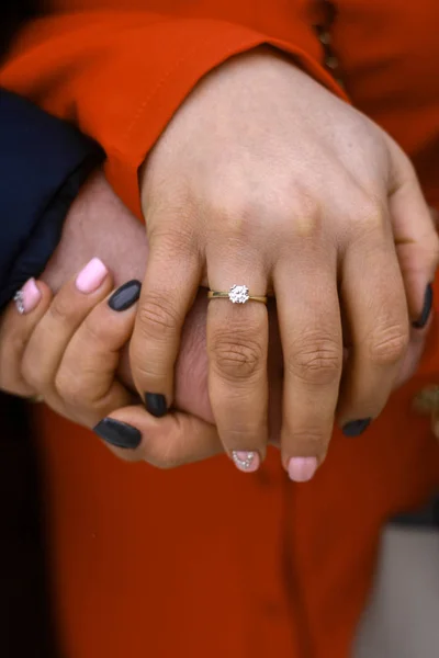 Bild von Mann und Frau Hände mit Ehering — Stockfoto