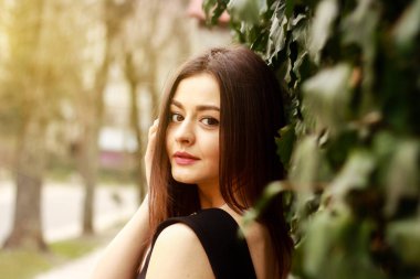 Sokakta düşünceli genç güzel kadının portresi.