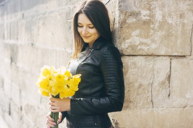 Bir demet çiçek ile gülümseyen kadın. Güneşli gün.