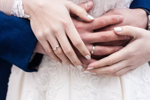 Manos de novia y novio con anillos de cerca — Foto de Stock