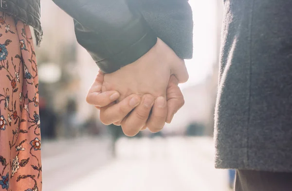 Couple holding hands in the street close up — Stock Photo, Image