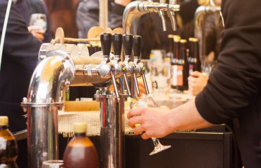 Bira vinçler ve sokak gıda festivalinde bulanık insanlar