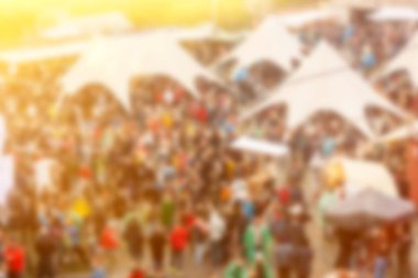 Kalabalık gıda festivali arka plan üst görünümü bulanık görüntü.