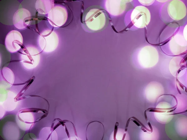 Fondo festivo de cinta, purpurina y bokeh sobre fondo blanco . — Foto de Stock