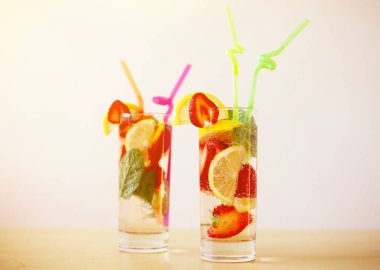 Ahşap masada limon, çilek ve nane ile taze yaz içecekleri