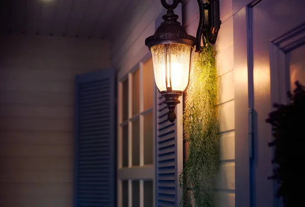 Linterna de hierro vintage en la pared al aire libre. Elementos de diseño exterior . — Foto de Stock