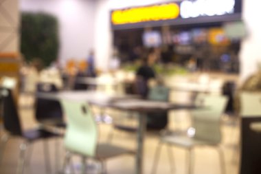 Alışveriş merkezinde gıda mahkemesinin bulanık görüntüsü