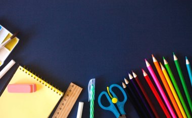 Lacivert arka planda okul malzemeleri. Okul konseptine geri dön