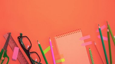 Beyaz arka plana karşı okul malzemeleri. Düz döşeme, kopyalama alanı.