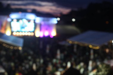 Açık hava müzik festivali konser etkinliğinin defocused arka planı.