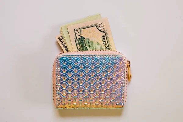 时髦的全息钱包与美元钞票在白色背景. — 图库照片