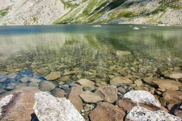 Θέα στην όμορφη λίμνη στα καλοκαιρινά βουνά — Φωτογραφία Αρχείου