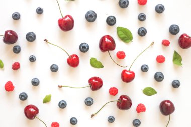 Beyaz Arka Plan gıda kompozisyon karşı Yaz Meyveleri. Üstte görüntü.