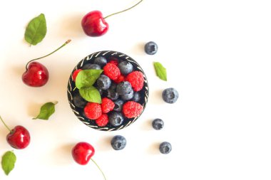 Fincanda Beyaz Arka Plan karşı Yaz Meyveleri. Üst görünüm, kopyalama alanı.