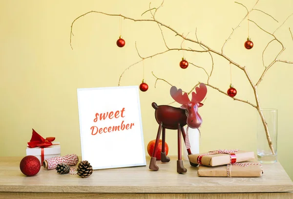 Decorações para casa de Natal. Bolas vermelhas, ramo de árvore, caixas de presente, vela, cones de pinho, ideia de bricolage para design de interiores . — Fotografia de Stock
